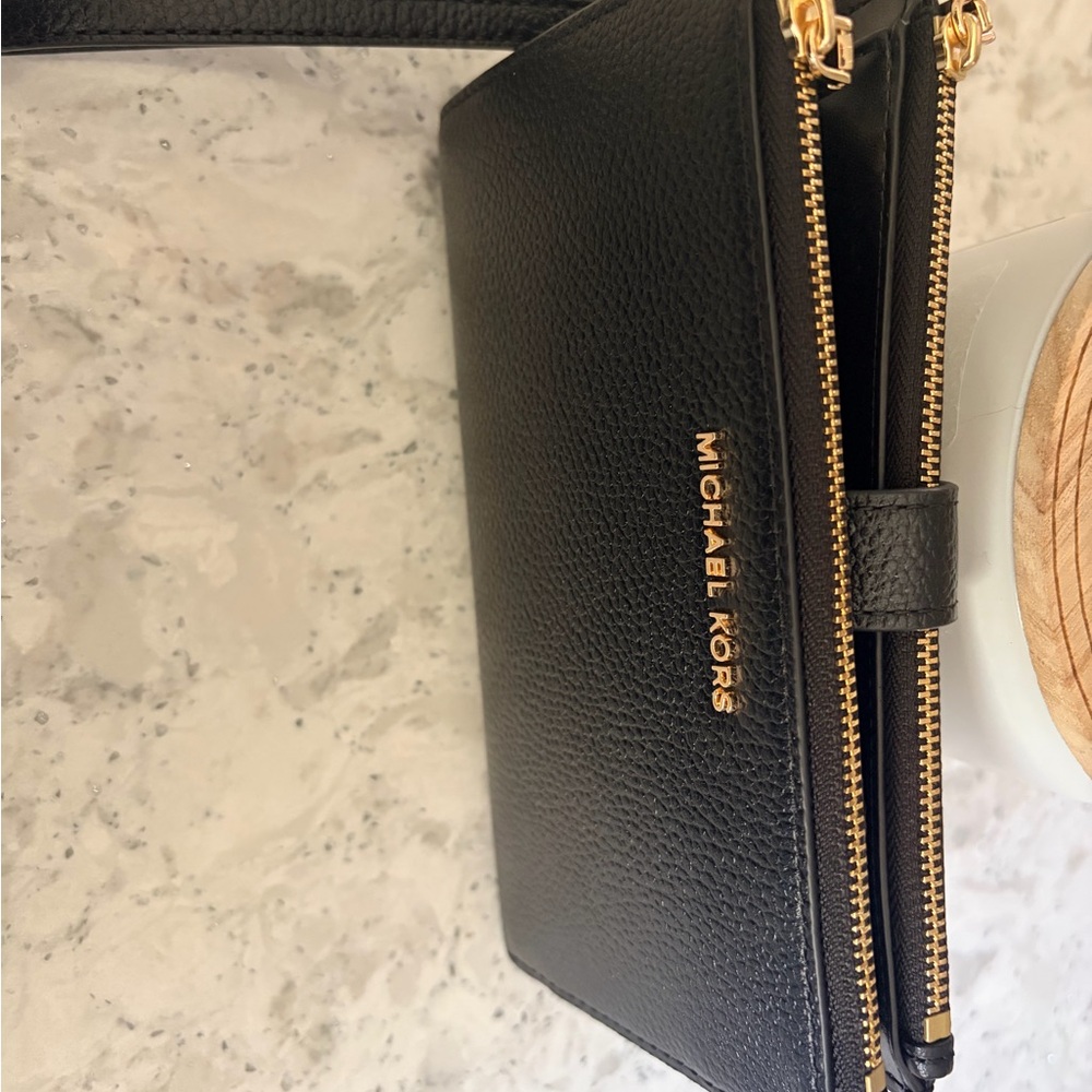 NWOT Michael Kors Black Leather Zip Wristlet with Gold Logo - Picture 2 of 9